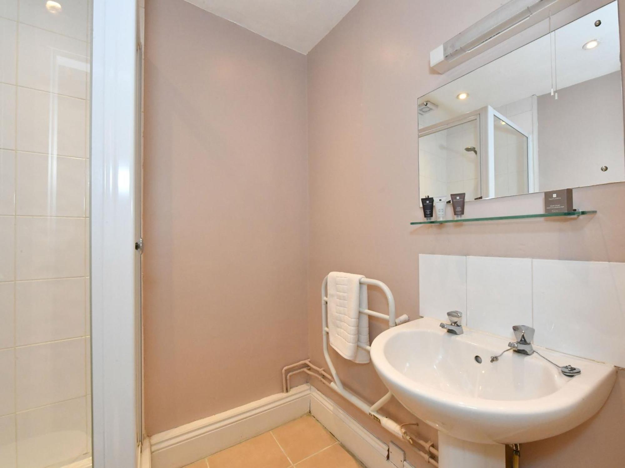 Lansdowne Strand Calne Room photo